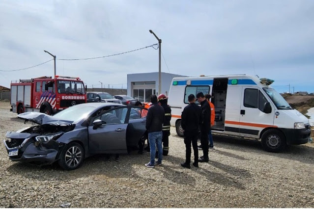 Conductora lesionada en choque contra una camioneta Conductora lesionada en choque contra una camioneta
