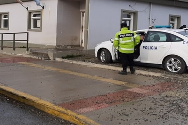 Policías salvaron la vida a un hombre que se había atragantado y estaba inconsciente Policías salvaron la vida a un hombre que se había atragantado y estaba inconsciente