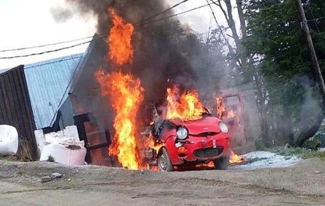 Incendio destruyo un vehiculo en Ushuaia
