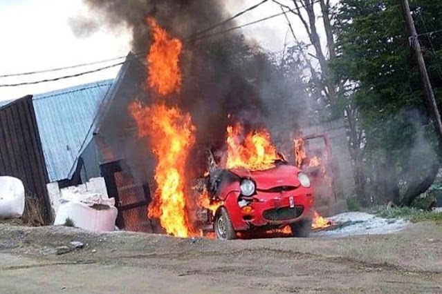 Incendio destruyo un vehiculo en Ushuaia Incendio destruyo un vehiculo en Ushuaia