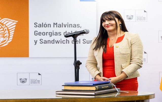 Juro la nueva Ministra de Trabajo Karina Fernandez