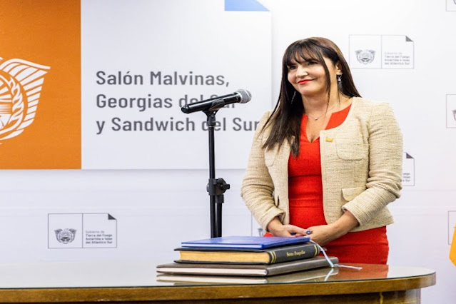 Juro la nueva Ministra de Trabajo Karina Fernandez Juro la nueva Ministra de Trabajo Karina Fernandez