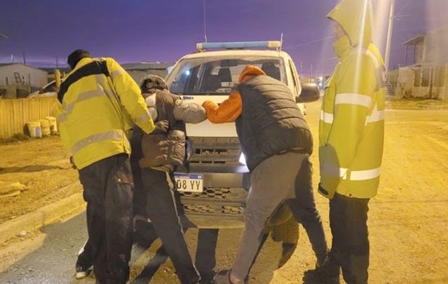 Una mujer y dos hombres detenidos por robo en la madrugada