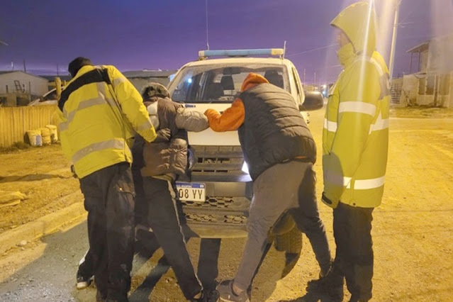 Una mujer y dos hombres detenidos por robo en la madrugada