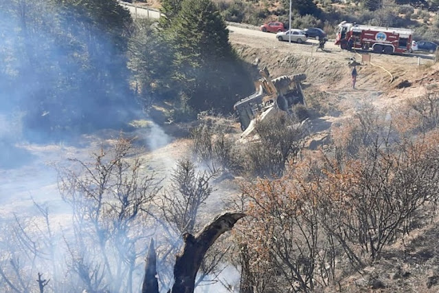 Vuelco de una retro al intentar apagar un incendio de pastizales en Ushuaia