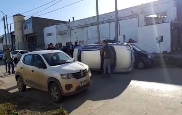 Choque a vehiculo estacionado y vuelco