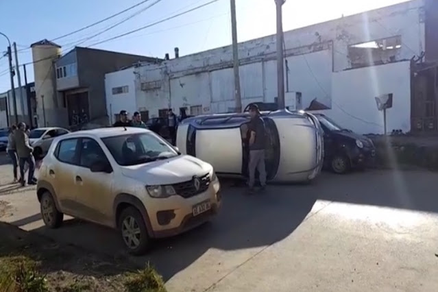 Choque a vehiculo estacionado y vuelco