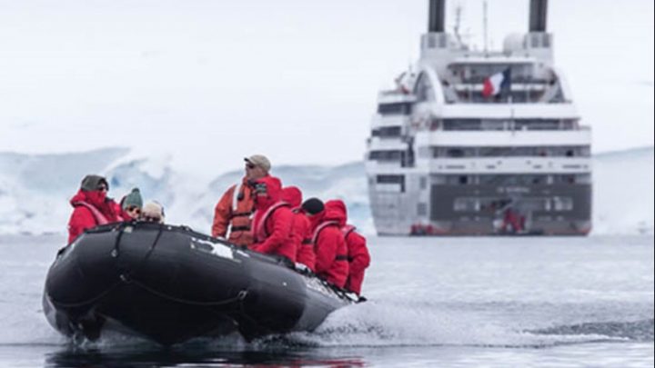 Mueren dos turistas en la Antártida al voltearse un gomón en el que realizaban la excursión