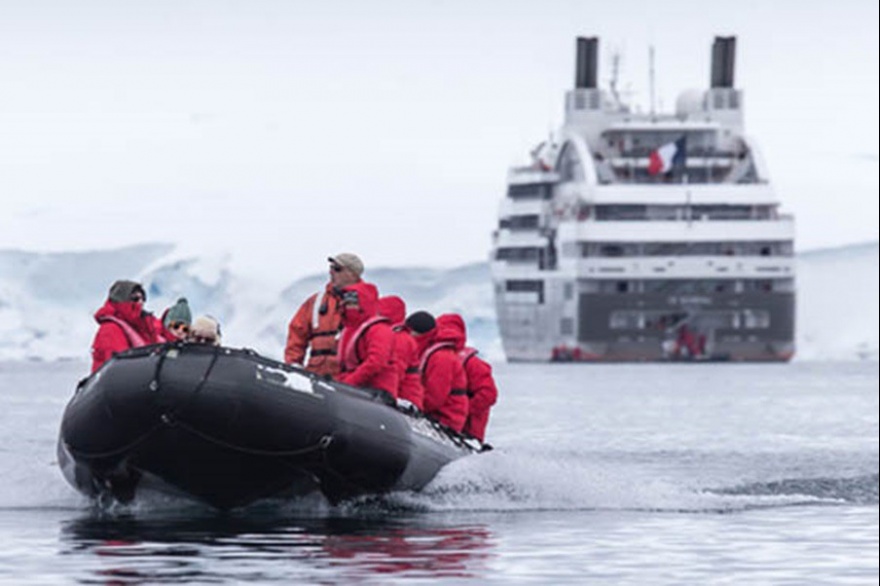 Mueren dos turistas en la Antártida al voltearse un gomón en el que realizaban la excursión