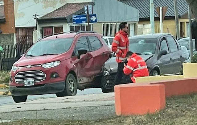 Choque entre una Ecosport y un Corsa con una mujer lesionada