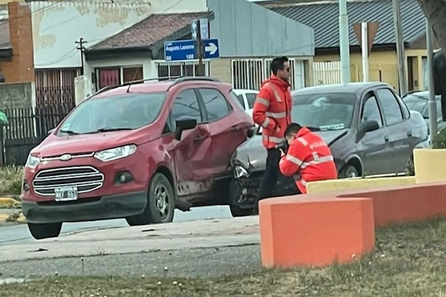 Choque entre una Ecosport y un Corsa con una mujer lesionada