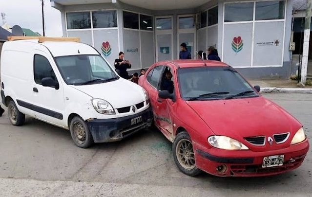 CHOQUE SIN LESIONADOS ENTRE DOS RENAULT