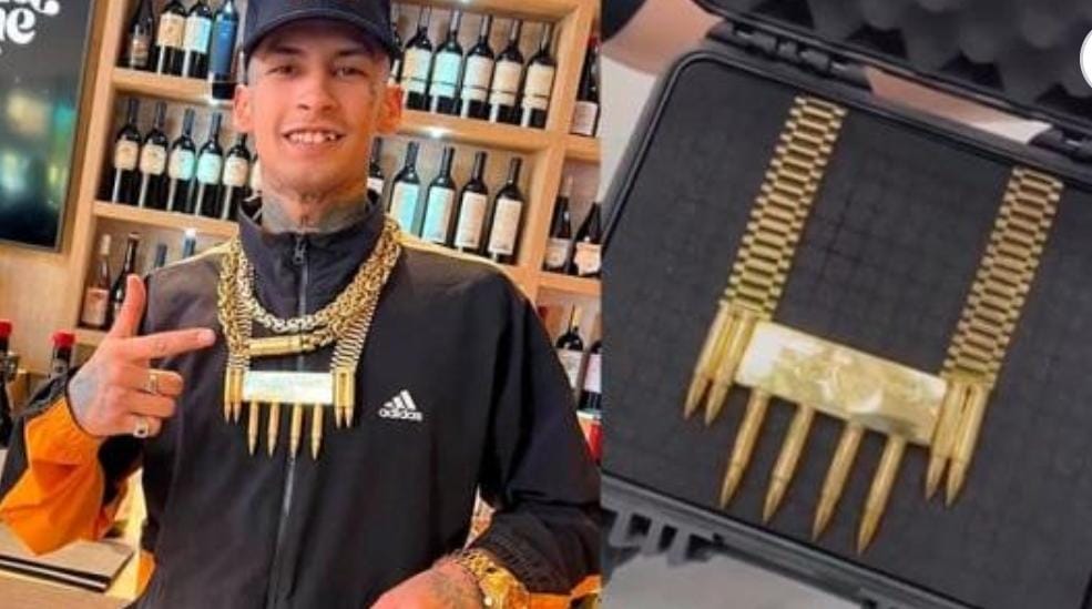 L-Gante pagó una fortuna por su nuevo collar que pesa 458 gramos de oro L-Gante pagó una fortuna por su nuevo collar que pesa 458 gramos de oro