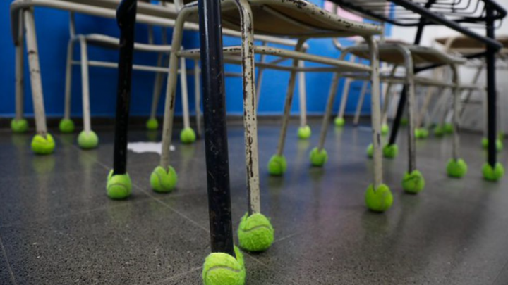 Escuela inclusiva en Chubut: pusieron pelotas de tenis en los bancos para que un alumno con autismo no sufra los ruidos