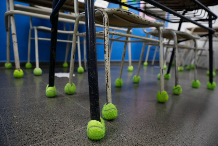 Escuela inclusiva en Chubut: pusieron pelotas de tenis en los bancos para que un alumno con autismo no sufra los ruidos