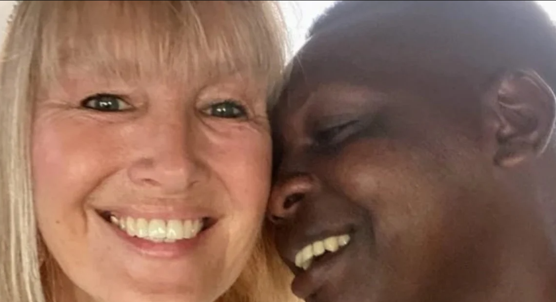 Viajó a Tanzania para casarse con un miembro de una tribu 30 años menor