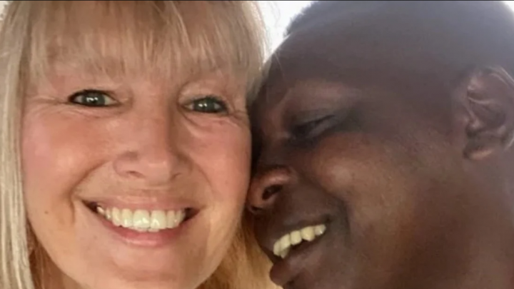 Viajó a Tanzania para casarse con un miembro de una tribu 30 años menor