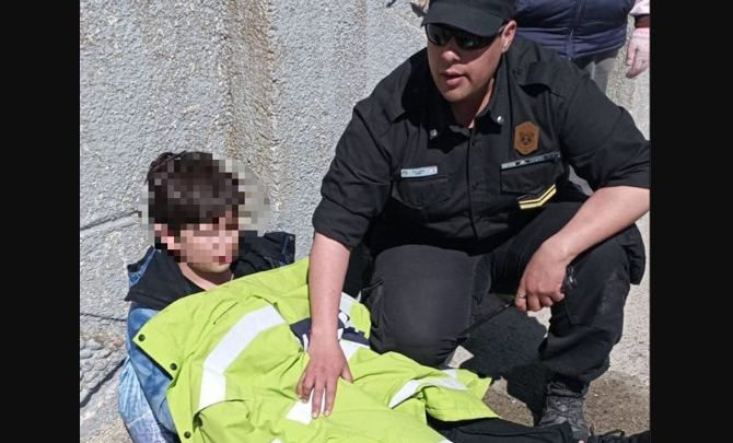 La Policía salvó la vida de un niño que cayó a una alcantarilla