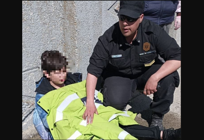 La Policía salvó la vida de un niño que cayó a una alcantarilla La Policía salvó la vida de un niño que cayó a una alcantarilla