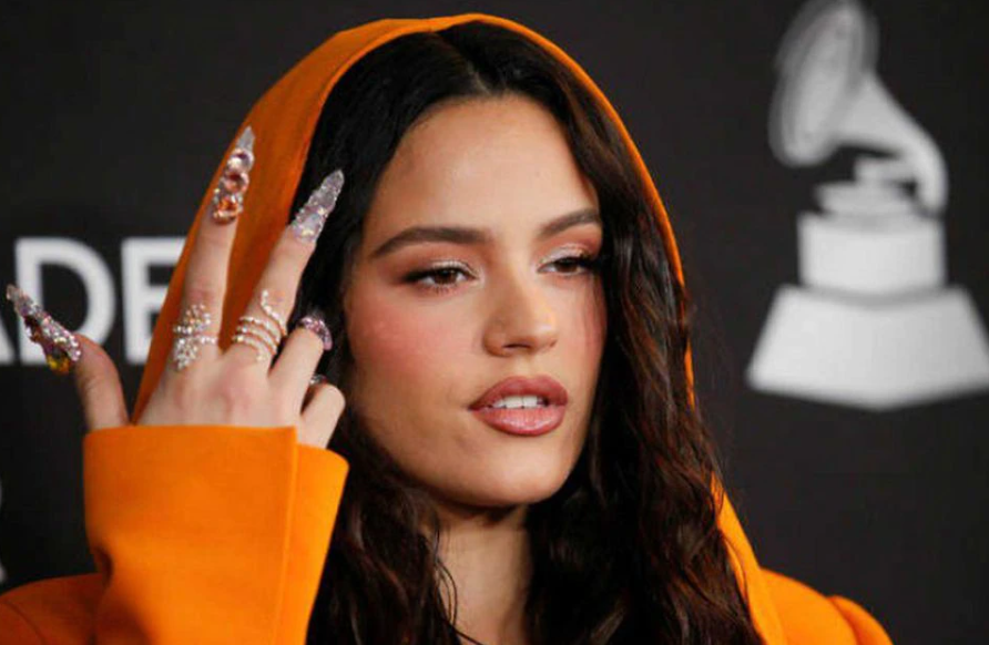 La vez que Rosalía cautivó con una microbikini “cut out” rosa chicle