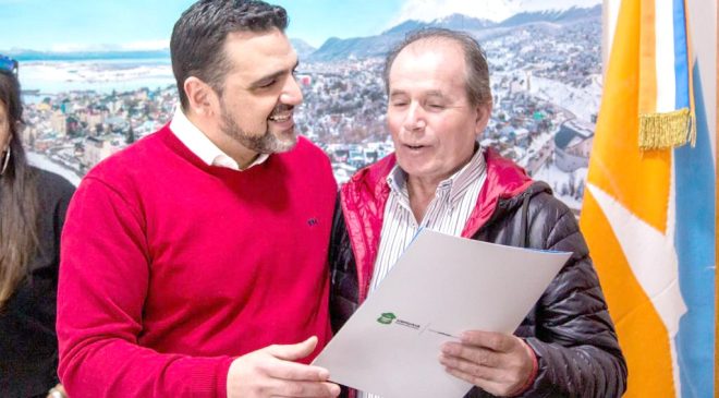 19 familias de Ushuaia recibieron el título de propiedad de sus terrenos