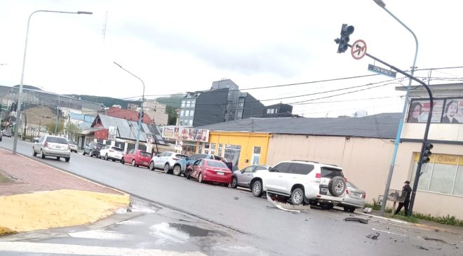 Una mujer lesionada tras fuerte choque entre un auto y una camioneta