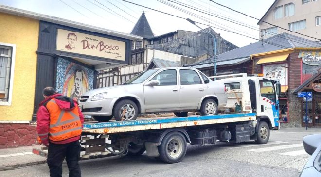 Ebrio chocó un cantero mientras mensajeaba por celular, elude a la Policía y se da a la fuga