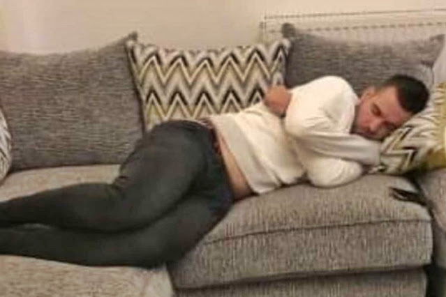 Llego a su casa y se encontro a un desconocido durmiendo en el living