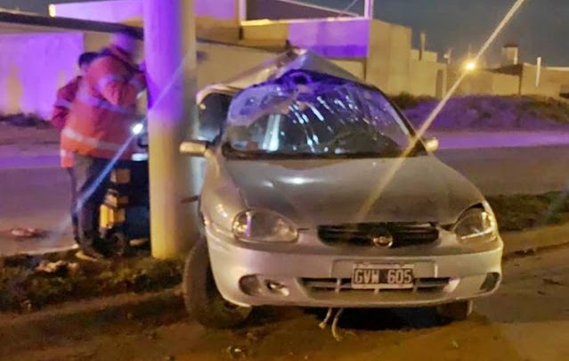 Conductor hospitalizado, se llevo puesta una columna de alumbrado