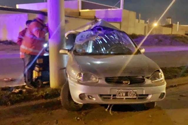 SE LLEVO PUESTA UNA COLUMNA DE ALUMBRADO, EL CONDUCTOR HOSPITALIZADO SE LLEVO PUESTA UNA COLUMNA DE ALUMBRADO, EL CONDUCTOR HOSPITALIZADO