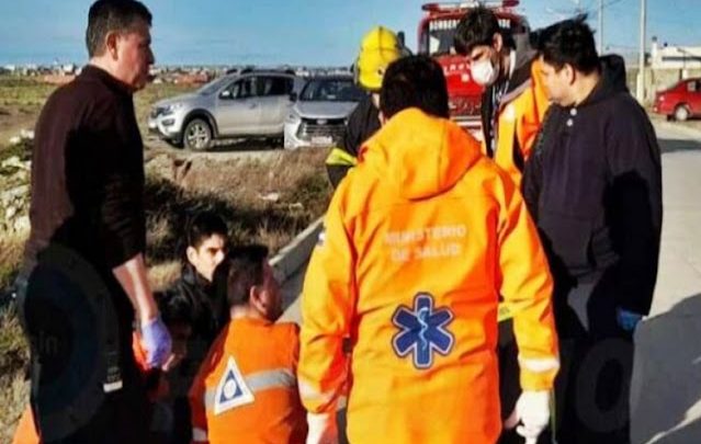 Motociclista choco y dejo a su acompañante abandonada