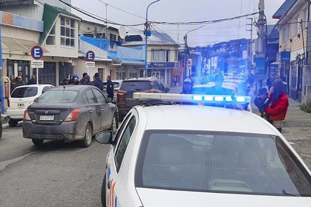 CHOQUE MULTIPLE EN USHUAIA, CON UNA MENOR LESIONADA CHOQUE MULTIPLE EN USHUAIA, CON UNA MENOR LESIONADA