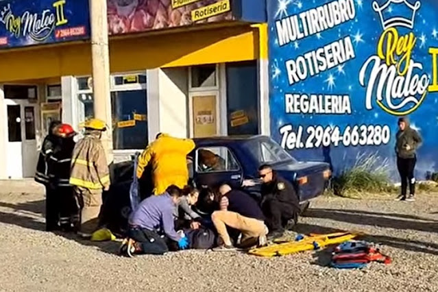 Tres lesionados en un choque contra un poste