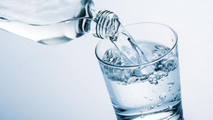 Tomar agua: un hábito clave para alcanzar la longevidad y permanecer saludable