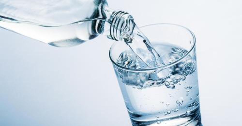 Tomar agua: un hábito clave para alcanzar la longevidad y permanecer saludable