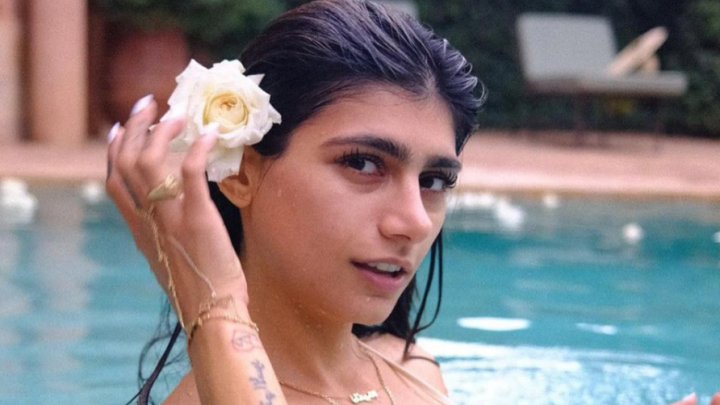 Mia Khalifa sorprendió con un vestido de seda color tierra que se lleva todas las miradas