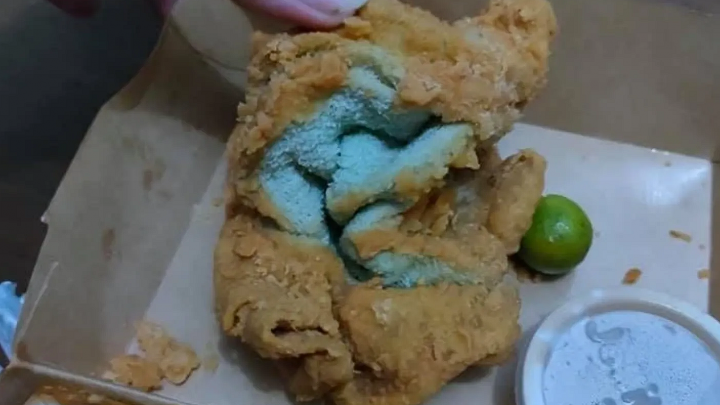 Pidió pollo por delivery y le llegó una toalla frita