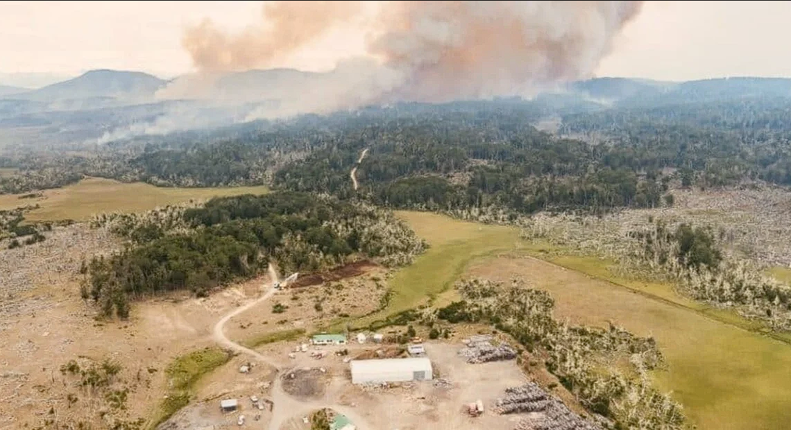 Tierra del Fuego: en el medio de los incendios forestales, el gobernador se fue de vacaciones