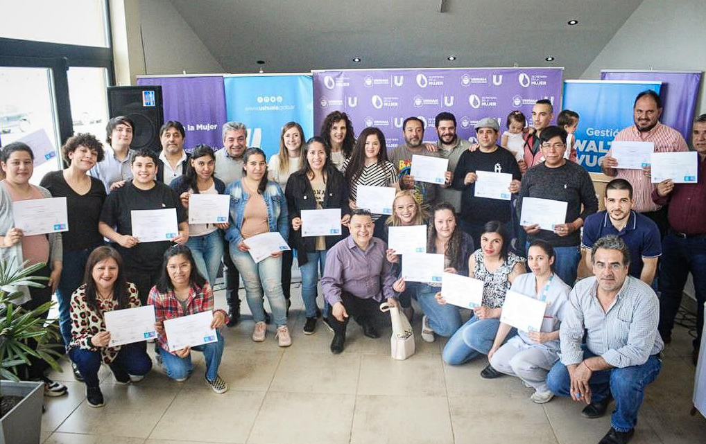 FUNCIONARIOS MUNICIPALES PARTICIPARON DEL ACTO DE ENTREGA DE CERTIFICADOS DE CURSOS DE FORMACIÓN LABORAL FUNCIONARIOS MUNICIPALES PARTICIPARON DEL ACTO DE ENTREGA DE CERTIFICADOS DE CURSOS DE FORMACIÓN LABORAL