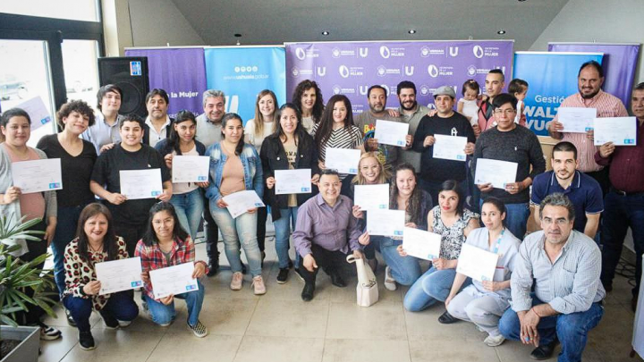 FUNCIONARIOS MUNICIPALES PARTICIPARON DEL ACTO DE ENTREGA DE CERTIFICADOS DE CURSOS DE FORMACIÓN LABORAL
