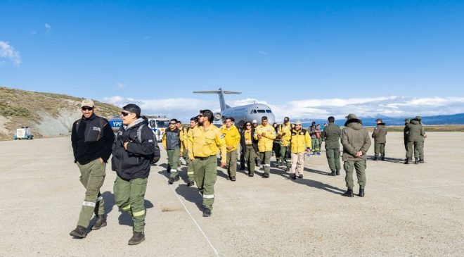 Se sumaron 30 brigadistas para combatir el incendio forestal que azota a la provincia