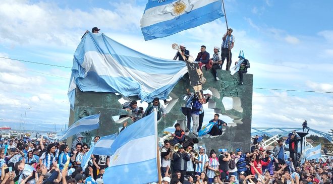 Un joven se cayó del Monumento a Malvinas y el consumo de alcohol causó desmanes