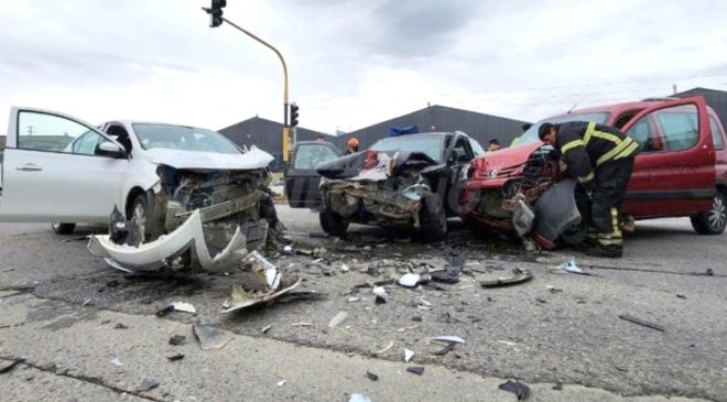 Dos hombres y una mujer resultaron heridos en un choque múltiple