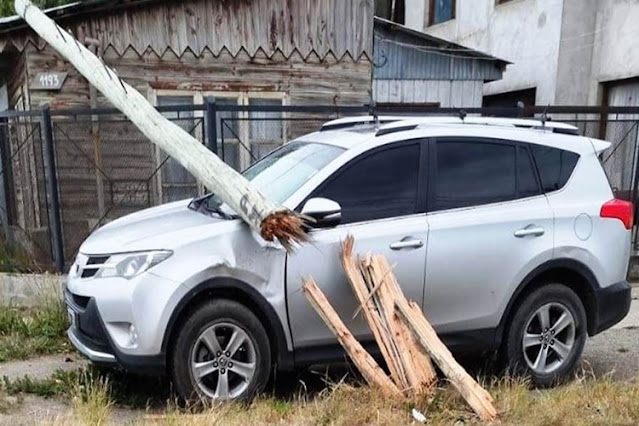 Choco contra un poste y daño a otros dos vehiculos estacionados