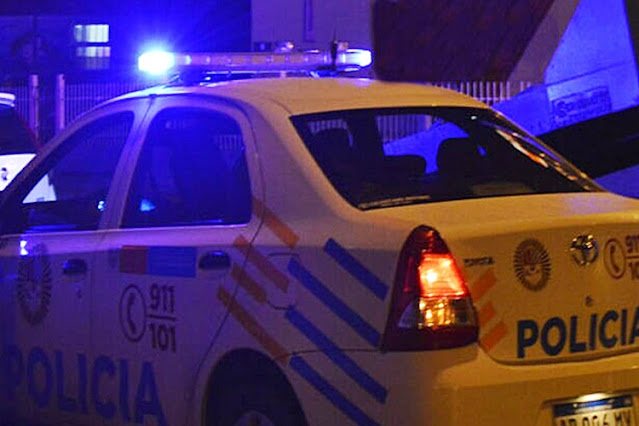 Pareja detenida durante una pelea generalizada en la via publica Pareja detenida durante una pelea generalizada en la via publica