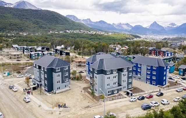 Acto de entrega del IPV de 64 viviendas en Ushuaia