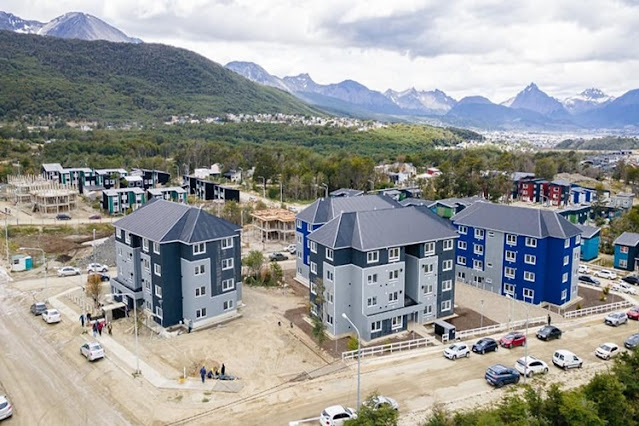 Acto de entrega del IPV de 64 viviendas en Ushuaia
