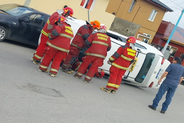 Choque y vuelco de un taxi en Ushuaia