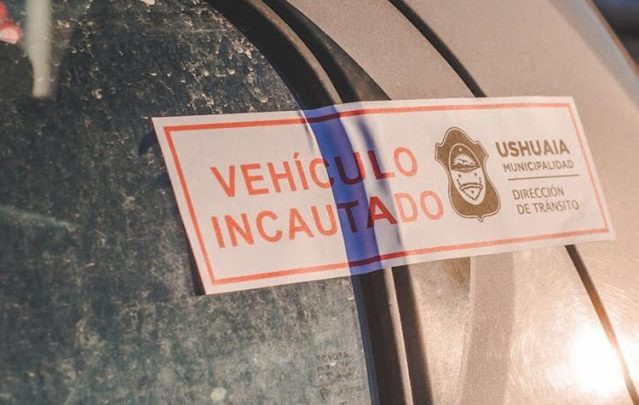 En Ushuaia borracho choco un camion en la madrugada y termino con el auto incautado
