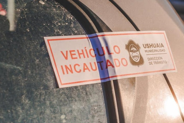 En Ushuaia borracho choco un camion en la madrugada y termino con el auto incautado